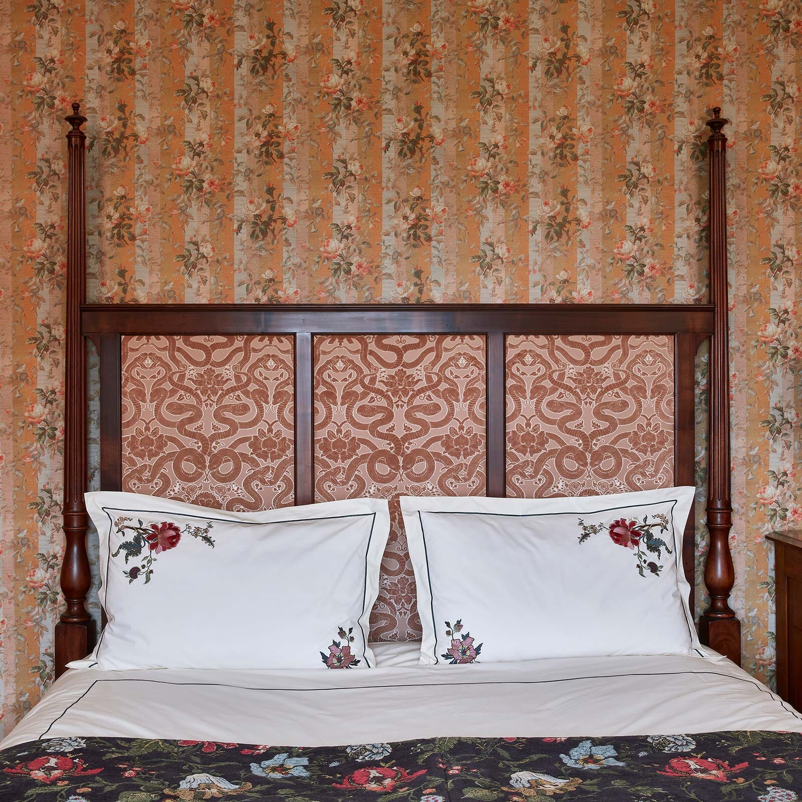 CAMELOT Bed